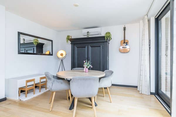 Foto - Te koop: Dr. Calsstraat 48 Landgraaf Instapklare uitstekend onderhouden geschakelde 2 kap woning in Schaesberg
